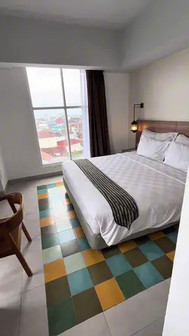 Lagi cari hotel murah di Jogja dekat Malioboro tapi tetap pengen suasana mewah dan nyaman? Coba deh nginep di Khas Yogyakarta Hotel, salah satu hotel bintang 4 terbaik di Jogja yang lokasinya cuma 5 menit dari Malioboro! Hotel ini berada di bawah naungan Hotel Indonesia Group (HIG) — jaringan besar yang juga punya brand terkenal seperti Meru, Merusaka, dan Truntum di berbagai kota Indonesia. ✨ Kenapa wajib nginep di Khas Tugu Yogyakarta? Kamar luas, bersih, dan super nyaman — kasurnya pas banget, gak terlalu empuk, gak terlalu keras! Lokasi strategis banget, bisa jalan kaki ke tempat wisata Jogja atau tinggal pesan Gojek aja. Pelayanannya ramah, suasananya homey, dan sarapan paginya enak banget dengan banyak pilihan menu. 💸 Yang paling bikin happy — Daddy nginep di sini gak sampai 500 ribu per malam! Kalau kamu booking lewat TikTok Go, bisa dapat harga lebih murah lagi. Link promo Daddy sematkan di kiri bawah, ya 👇 (Harga promo bisa berubah sewaktu-waktu, jadi buruan cek sebelum kehabisan!) 🏖️Jogja vibes, hotel nyaman, harga hemat — kombinasi sempurna buat liburan tanpa overbudget!#staycation #jogja24jam #yogyakarta #hotelyogyakarta #hoteljogja 