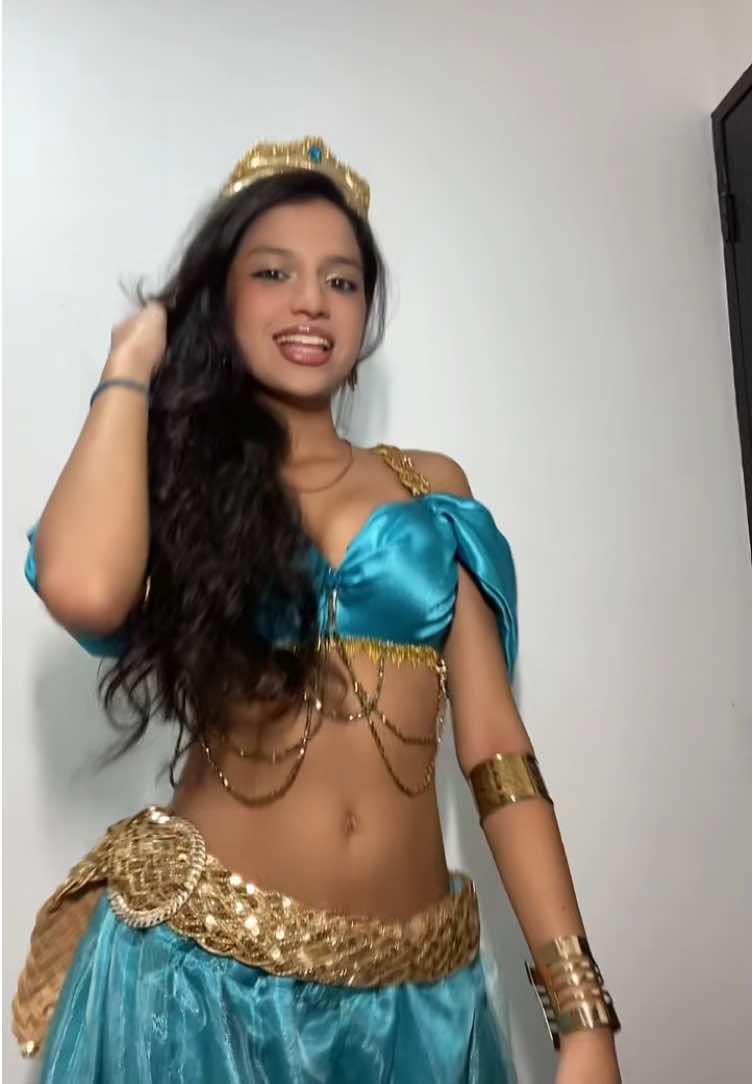 I’m a princessss #princess #halloweencostume #princessjasmine #fyp #parat 