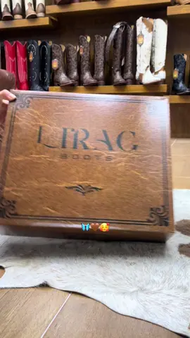 Mariposa cincelada chocolate 🤎🦋 Ordénala para envío inmediato 📲WhatsApp 4779199813 Instagram: Liracboots 📍Plaza Piel, local 20, León Gto. 🛍️10% de descuento en tienda física! #botasvaqueras #vaqueras #vaquerastyle #vaqueraoutfits #cowgirl 