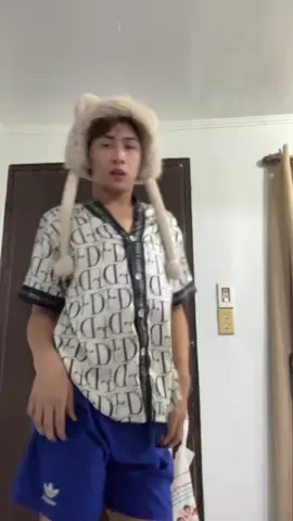 Flat na petite tapos medyo makulit