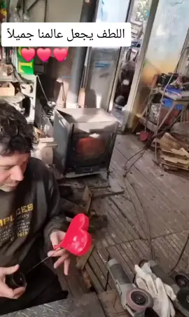 #عندما يريد هذا الحمار أن يعانق صاحبه، فإنه يأتي إلى متجره، ويفتح الباب، وينتظر منه أن يسمح له بالدخول،