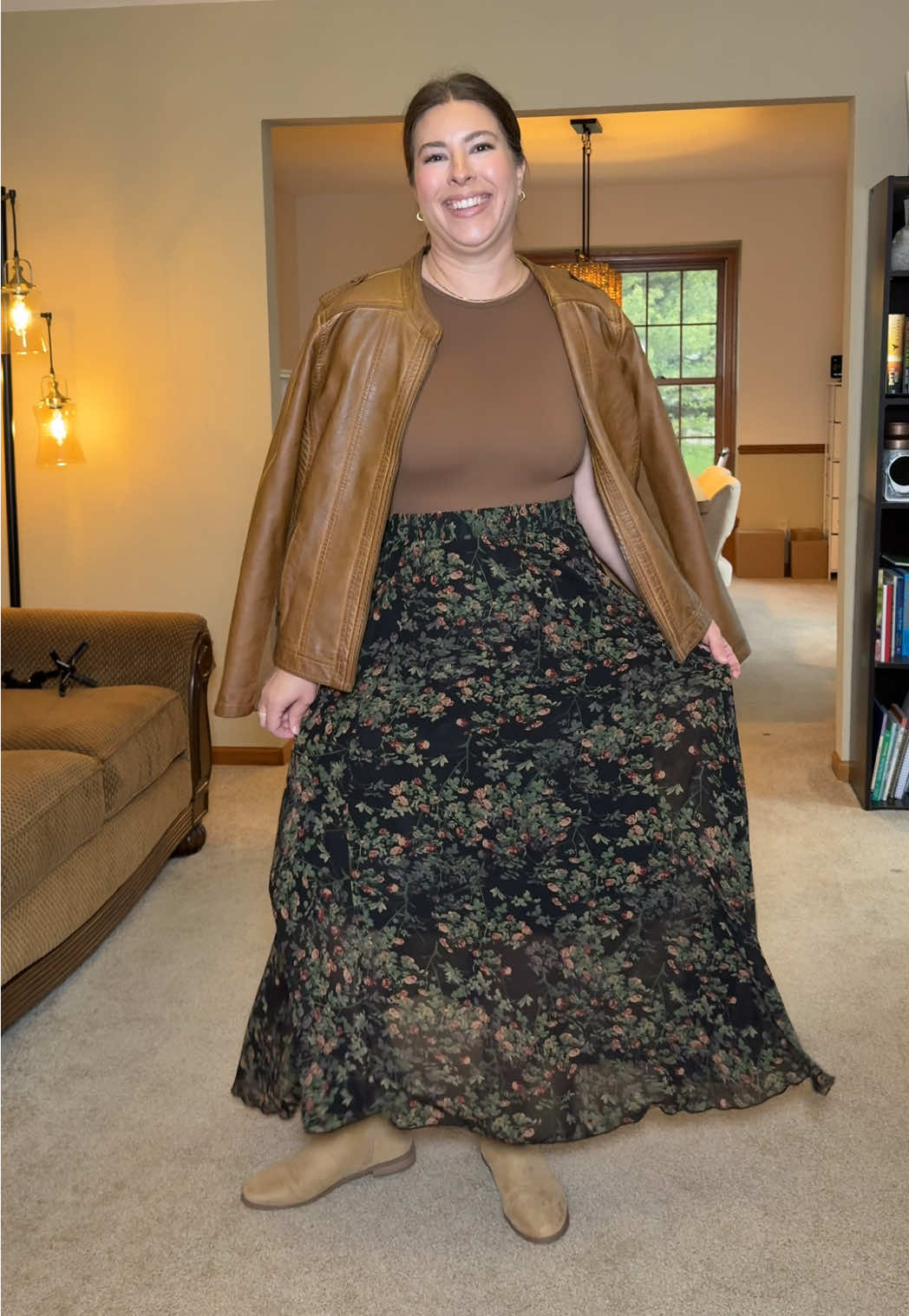 This floral skirt is perfect for the fall. ##midsize##midsizefashion##floralskirt##90sinspired