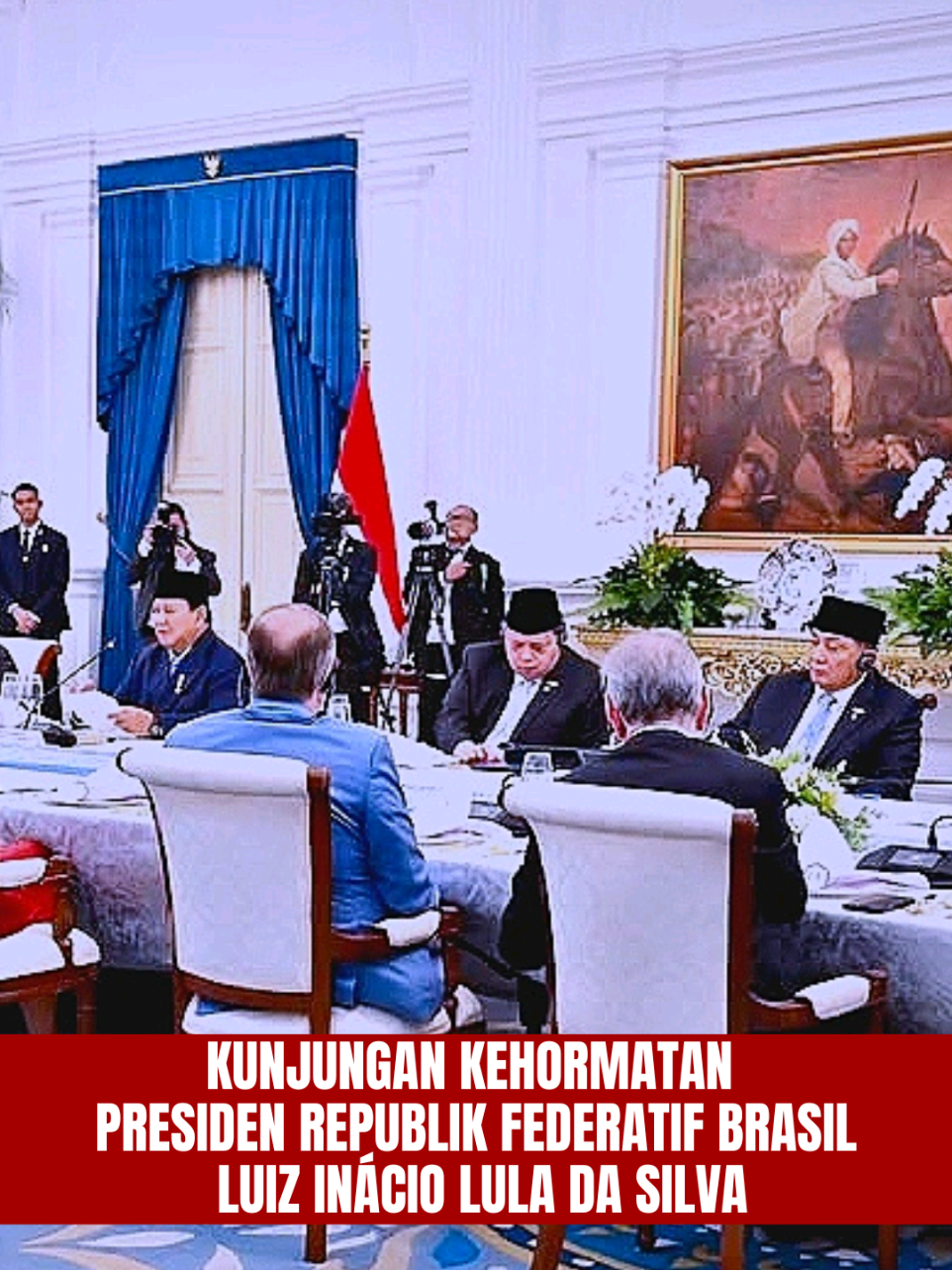 Presiden Republik Indonesia Prabowo Subianto @prabowo, didampingi Menteri Pertahanan Republik Indonesia Sjafrie Sjamsoeddin @sjafrie.sjamsoeddin, menyambut Presiden Republik Federatif Brasil Luiz Inácio Lula da Silva beserta Ibu Negara Rosangela (Janja) Lula da Silva di Istana Merdeka, Jakarta, Kamis (23/10). Dalam suasana hangat, Presiden Prabowo menyampaikan apresiasi atas kehormatan kunjungan kenegaraan ini serta mengenang pertemuan sebelumnya di Brasilia dan pada forum BRICS di Rio de Janeiro. Kedua pemimpin menegaskan komitmen untuk memperkuat hubungan bilateral Indonesia–Brasil melalui kolaborasi yang saling menguntungkan dan berorientasi pada perdamaian, kemajuan, serta kesejahteraan global. ________ President of the Republic of Indonesia Prabowo Subianto, accompanied by Minister of Defence of the Republic of Indonesia Sjafrie Sjamsoeddin, welcomed President of the Federative Republic of Brazil Luiz Inácio Lula da Silva and First Lady Rosangela (Janja) Lula da Silva at the Merdeka Palace, Jakarta, on Thursday (23 October). In a cordial atmosphere, President Prabowo expressed his appreciation for the honour of this state visit and recalled his previous meetings with President Lula da Silva in Brasilia and at the BRICS Forum in Rio de Janeiro. Both leaders reaffirmed their commitment to strengthening Indonesia–Brazil bilateral relations through mutually beneficial cooperation aimed at promoting peace, progress, and global prosperity. Sumber : BPMI Setpres Setahun Bekerja, Bergerak - Berdampak  #PrabowoSubianto #SjafrieSjamsoeddin #MenhanRI #MenhanSjafrie #Kemhan 