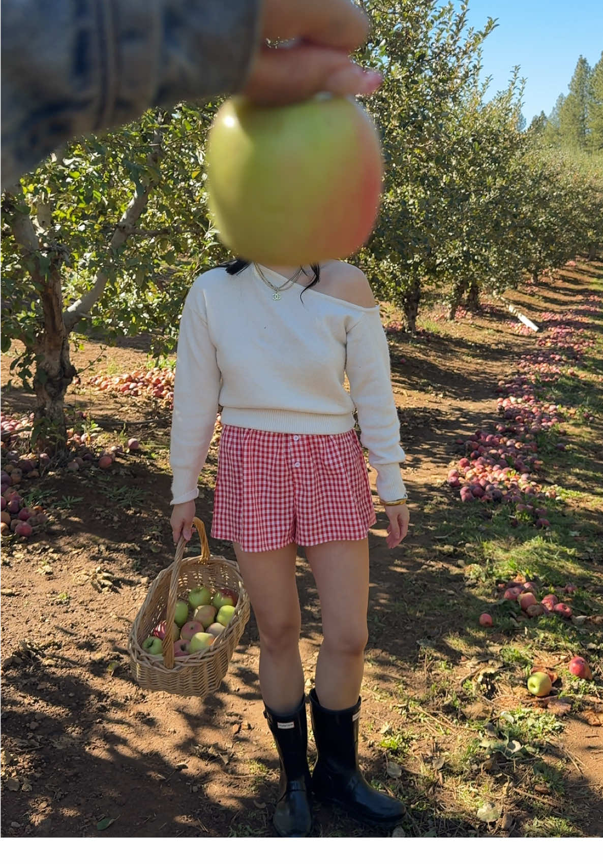 Did someone say apple picking 🍎🧺🧸 #applepicking #falloutfitinspo #besties #girlhood #falloutfitinspo 