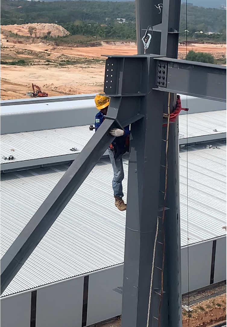 #CapCut #kontruksibaja #kontruksi #kerja #lamongan #baja #safetyfirst #welder #welding #las #painting #proyek 