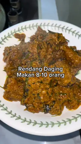 #CapCut  Resipi lengkap rendang daging Makan 8-10 orang #fyppppppppppppppppppppppp #rendang #tiktokmalaysia  Rendang daging 2kg 1. 2kg daging segar 2. bawang 2 biji besar 3. Bawang kecil 6-8 biji 4. Serai 4 batang 5. Lengkuas 70g 6. Halia 50g 7. Bawang putih 12 ulas 8. Cili hijau/merah pedas 12 9. Kunyit hidup 3 butir 10. Buah keras 7-8 biji 11. Jintan manis 1/2 tsp 12. Ketumbar 1/2 tsp 13. Cili giling 4 sudu makan 14. Asam keping 3-4 15. Gula melaka 100g atau lebih 16. Kerisik 2 sudu makan 17. Daun limau purut 6 helai 18. Daun kunyit 3 helai 19. Santan kotak 1 1/2  Rebus daging dgn 1.5 liter air