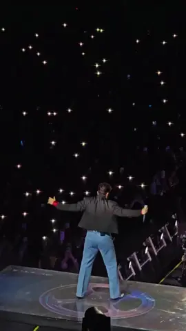 “E começou! Luan Santana dando início a mais uma noite inesquecível da sua trajetória! ❤️‍🔥” 🎥: @jujumfranco  : : : : : #luansantana #mostraproluan