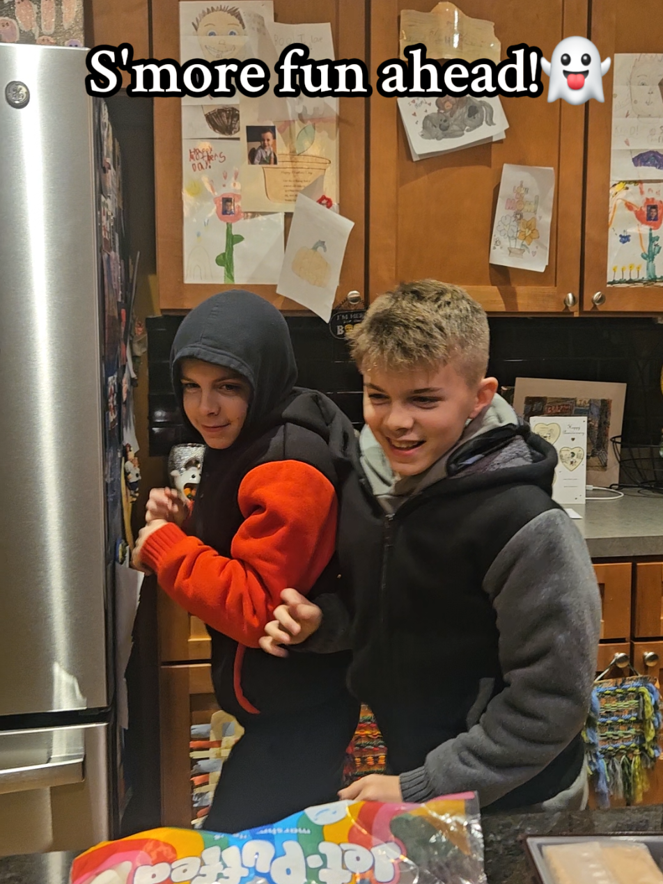 #smores #twins #spookyseason #FamilyFun #fyp 