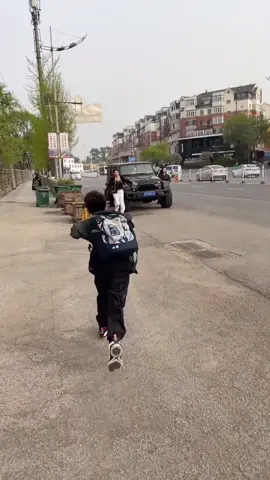 As a mother, I am really lonely. I went to Hangzhou for five days and came back happily to pick up my son from school. Unexpectedly, the boy called out 