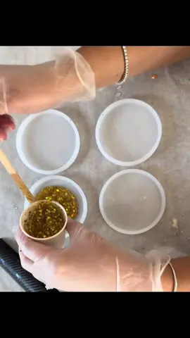 Been a very busy little elf the past few days 🎄🎅🏻🎁 #resintok #shophandmade #merrychristmas #supportsmallbusiness #christmasornaments 