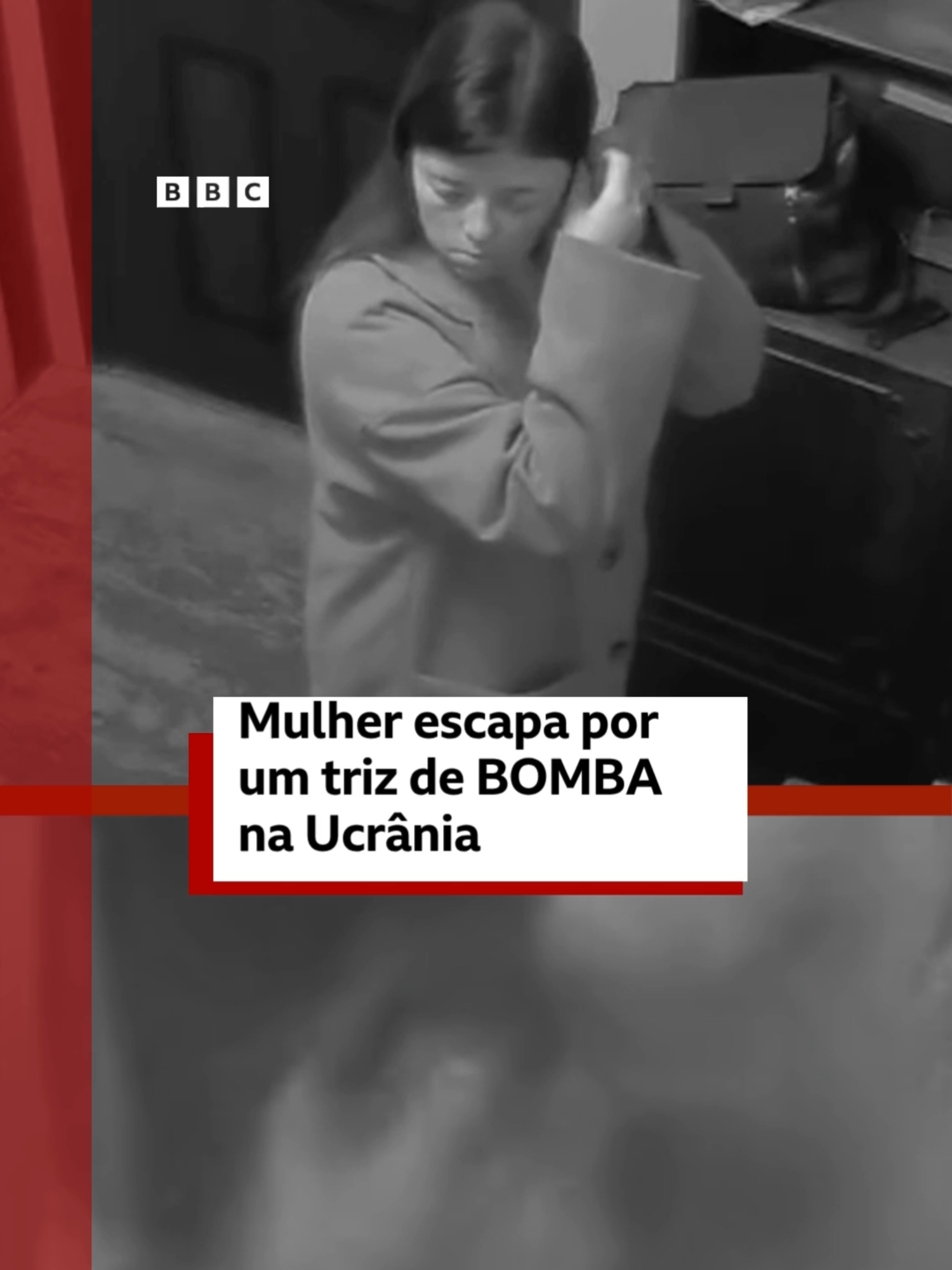 🇺🇦⚠️ Uma ucraniana escapou por pouco de um ataque aéreo russo que atingiu sua casa na capital Kiev. Tetyana estava em seu corredor, se arrumando para sair de casa, quando o bombardeio atingiu seu apartamento, no dia 22 de outubro. Ela e sua família não ficaram feridos, mas o imóvel foi danificado. Duas pessoas morreram nesse ataque russo em Kiev. Veja o momento no vídeo. #BBCNewsBrasil #ucrania #bomba #guerranaucrania #russia