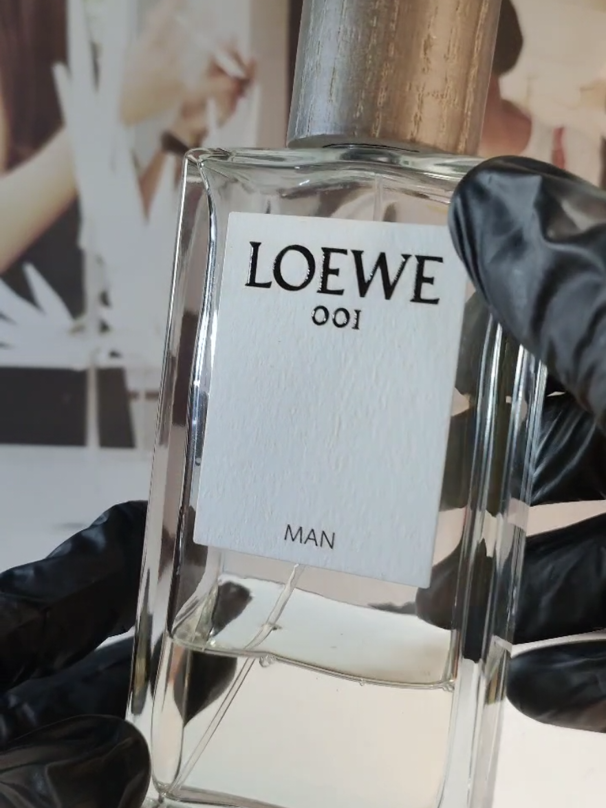 Loewe 001 Man mở đầu với hương thơm tươi mát, tinh khiết của cam bergamot Calabria, quýt và bạch đậu khấu. Hương giữa nồng nàn hương gỗ hòa quyện cùng hương chua nhẹ của gỗ bách, gỗ đàn hương, tuyết tùng và cỏ hương bài, điểm xuyết thêm chút hương hạt ambrette và hạt cà rốt. Hương cuối bao gồm tinh chất của hoa violet, xạ hương trắng và hoắc hương Indonesia nồng nàn. #loewe #001man #scent #fyp #authentic 