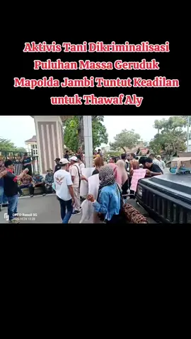 Aktivis Tani Dikriminalisasi? Puluhan Massa Geruduk Mapolda Jambi, Tuntut Keadilan untuk Thawaf Aly Jambi, 24 Oktober 2025 — Gelombang kemarahan publik meledak di depan gerbang Mapolda Jambi. Puluhan massa dari Dewan Pimpinan Pusat Organisasi Masyarakat HAM Indonesia bersama Aliansi Masyarakat Jambi menggelar aksi damai menuntut penghentian dugaan kriminalisasi terhadap Thawaf Aly, aktivis tani yang dikenal gigih mendampingi petani di kawasan konflik agraria Jambi. Sejak pagi, suara orasi menggema di depan Mapolda. Aksi dipimpin sejumlah tokoh lintas organisasi — Kemas Sholihin, S.H. (Mantan Ketua Forum Ormas Jambi), Erizal (Ketua PPJ), Yanto (Ketua DPP HAM Indonesia), Erikson Tambunan (Sekjen Elang Tiga Hambalang), dan Adian Teguh (Ketua Forkom). Mereka kompak mengecam langkah penyidik Ditreskrimum Polda Jambi yang menetapkan Thawaf Aly sebagai tersangka tanpa prosedur yang jelas.  “Thawaf Aly bukan penjahat, ia pembela petani. Satu aktivis disakiti, maka seluruh rakyat merasa dizalimi!” tegas Kemas Sholihin di tengah kerumunan massa. Ia menilai penetapan tersangka terhadap Thawaf sebagai tamparan keras terhadap perjuangan rakyat kecil yang mempertahankan hak atas tanah mereka. Dugaan Kejanggalan Hukum: Laporan Thawaf Mandek, Laporan Sucipto Ngebut Massa juga menyoroti adanya perbedaan perlakuan hukum yang mencolok. Laporan yang diajukan Thawaf Aly terhadap pihak lain tak pernah diproses, sementara laporan Sucipto justru langsung ditindaklanjuti hingga Thawaf ditetapkan sebagai tersangka.  “Ini bentuk ketidakadilan. Kami menuntut Kapolda Jambi segera mencopot pejabat Ditreskrimum yang terlibat. Jangan biarkan hukum berpihak pada pemodal besar,” ujar Kemas Sholihin lantang. Menurut para pengunjuk rasa, penetapan tersangka itu hanyalah bagian dari skenario kriminalisasi aktivis tani yang berjuang membela petani di kawasan konflik lahan antara masyarakat dengan PT Wira Karya Sakti (WKS). Fakta lain yang disorot publik, status tersangka Thawaf Aly ditetapkan hanya berselang beberapa jam setelah pemeriksaan. Hal ini dinilai sebagai pelanggaran serius terhadap asas due process of law.  “Siang diperiksa, malam sudah jadi tersangka. Proses secepat ini tidak masuk akal dan jelas mencederai prinsip keadilan,” tegas Erikson Tambunan dari Elang Tiga Hambalang. “Ini bertentangan dengan arahan Presiden agar aparat tidak mencari-cari kesalahan rakyat kecil,” imbuhnya. Setelah satu jam berorasi, perwakilan massa akhirnya diterima oleh Wasidik Ditreskrimum Polda Jambi, AKBP Ari Tonang, didampingi penyidik Ipda Taufik. Massa mendesak gelar perkara khusus dan peninjauan ulang proses hukum terhadap Thawaf Aly yang dinilai cacat prosedur. Erizal, Ketua PPJ, juga menuntut transparansi dari pihak kepolisian.  “Kalau Sucipto bisa melapor dan langsung diproses, harusnya status hukumnya juga diperiksa secara setara. Jangan sampai hukum jadi alat pemodal untuk menekan rakyat,” katanya tegas. Latar Konflik: Lahan Petani vs Konsesi Perusahaan Kasus ini berakar dari konflik panjang antara kelompok tani dan PT WKS di kawasan yang disebut sebagai hutan produksi. Berdasarkan penelusuran lapangan, sebagian lahan itu telah diserahkan kembali ke desa sejak 2013 dan dikelola masyarakat secara turun-temurun. Namun belakangan, lahan tersebut kembali diklaim sebagai konsesi perusahaan.  “Perusahaan menanam di atas izin yang dipertanyakan, tapi rakyat yang menanam justru dipenjara. Di mana keadilan itu?” kata Kemas Sholihin menantang. Aksi berakhir damai, namun pesan massa meninggalkan gema yang kuat. Mereka menegaskan akan mengawal kasus Thawaf Aly hingga ke Mabes Polri bila tuntutan mereka diabaikan.  “Kami datang bukan untuk gaduh, tapi untuk menegakkan keadilan. Jangan biarkan hukum tajam ke bawah dan tumpul ke atas,” tutup Erikson Tambunan, disambut teriakan “Hidup rakyat!” dari para demonstran. #fypシ゚ #fy #tani #presiden #bubarkanpolri @semua 