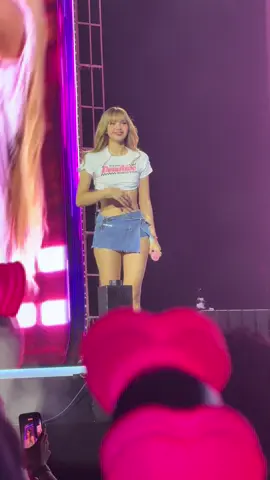 เค้าว่ากันว่าลิซ่าน่ารักเหมือนตุ๊กตา พอเจอจริงๆเหมือนแบบที่พูดจริงๆด้วย สวยยยย น่ารักมากกกกกกกก🩷 #Lisa #BLACKPINK_DEADLINE_IN_BANGKOK #DEADLINE_IN_BANGKOK 
