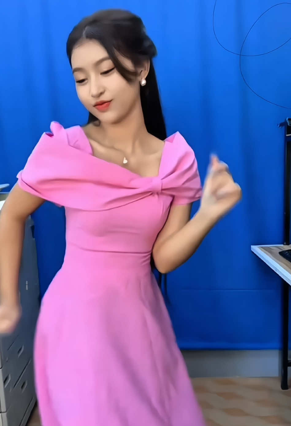 Interesting people, dancing along with interesting music.🔥🔥🔥Soul music, let's dance! At the lower left corner, create the same piece and dance through life together.#capcut #capcutpioneer #capcutforus #music #dance