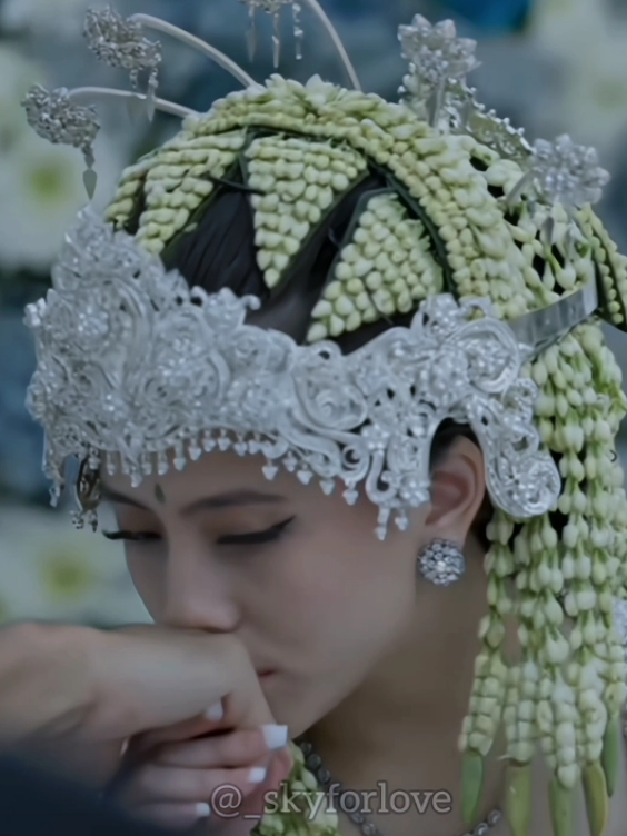 AAAA... ADILA CANTIIIKKK BGT BUSET 😭😍 NAHHH, INI BARU EKSPRESI YG BENER KLO NIKAH DILL. UDAH AKU EDITIN SPECIAL BUAT KAMUUHHH. SOALNYA KLO DI VERSI ASLINYA MUKA KAMU ASEM BGT PLISS, KEK PENGANTIN YG LAGI MIKIRIN TAKUT GABISA BAYAR BIAYA PERNIKAHAN 😭🫣 ciiieee, selamat pengantin baru yaaa pak bu. cielahhh nyonya Trian cubangett 🤏 @Zara @Yesayabrhm #zaraadhisty #yesayaabraham #bericintawaktu #sinetron #fyp 