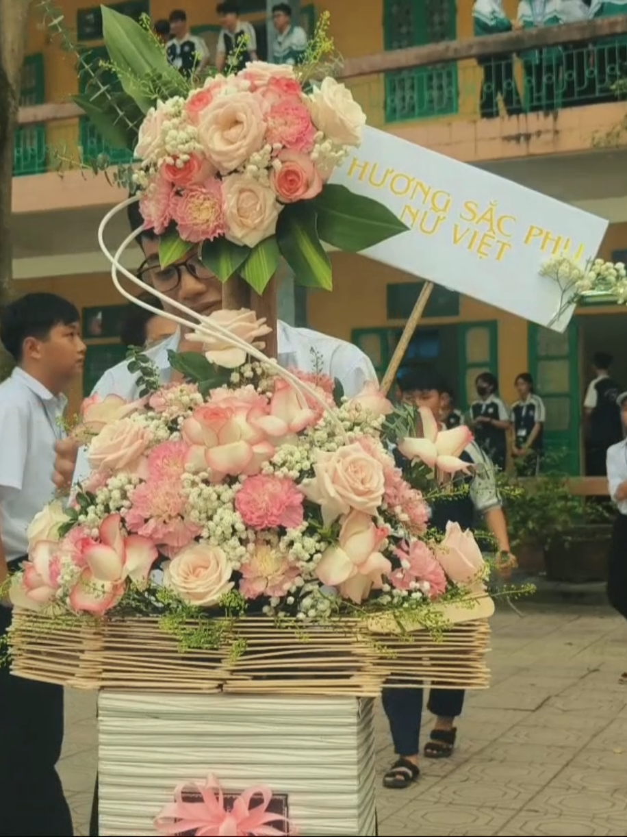 Tác phẩm giải Nhì của 11A5 Trong cuộc thi cắm hoa #camhoa #viral #school #water #hocduong 