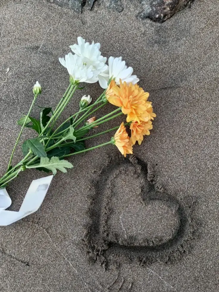 aku tak bisa membuatmu kembali, tak peduli seberapa sering aku memejamkan mata dan mengharapkannya. kau telah pergi dan jauh di lubuk hatiku, aku tahu tak ada yang bisa kulakukan untuk mengubahnya. tapi tetap saja, aku merindukanmu. aku merindukanmu tanpa henti, dengan cara yang takkan pernah bisa dijelaskan kata'. setiap hari terasa sedikit lebih hampa tanpamu di dekatku. bukan hanya suaramu atau kehadiranmu yang kurindukan, melainkan rasa damai yang dulu kurasakan setiap kali kau di dekatku. aku merindukan bagaimana semua terasa dulu saat kau masih di sini. kini, bahkan momen' paling sederhana pun terasa berbeda, entah bagaimana lebih dingin, seperti dunia kehilangan kehangatannya saat kau pergi. terkadang aku mendapati diriku menengok ke belakang, memutar ulang kenangan lama dalam benakku, berharap bisa kembali ke masa' itu-tawa, nyaman, hening yang entah bagaimana masih terasa penuh karena kau ada di sana. aku berharap bisa mengobrol sekali lagi, sekali lagi tersenyum, sekali lagi untuk memberitahumu betapa berartinya kau bagiku. namun waktu tak pernah mundur, dan yang kumiliki kini hanyalah kepingan' dari apa yang dulu kita. sungguh menyakitkan menyadari bahwa merindukanmu telah menjadi bagian dari keseharianku. aku terbangun merindukanmu, menjalani hariku merindukanmu, dan bahkan ketika aku mencoba tidur, pikiranku masih menemukan jalan kembali kepadamu. kau tak lagi di sini, tetapi entah bagaimana, ketidakhadiranmu telah menjadi kehadiran yang tak pernah pergi.Mungkin suatu hari rasa sakitnya akan memudar. mungkin suatu hari nanti kenangan itu tak akan sesakit sekarang. tapi untuk saat ini, kubiarkan diriku merasakan semua rasa sakit, kerinduan, kekosongan itu karena begitulah berartinya dirimu bagiku. aku tak bisa memaksamu kembali, tapi aku bisa membuatmu tetap hidup di hatiku. dan itulah yang akan terus kulakukan, tanpa henti.