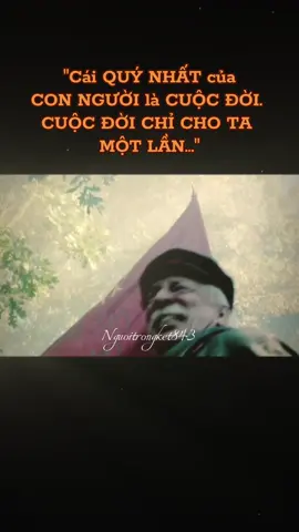 Nếu mỗi thế hệ có một biểu tượng để soi mình, thì thế hệ Xô viết có Pavel Korchagin – người đã “sống sao cho không phải hối tiếc khi ngoảnh lại”. Và nếu mỗi lý tưởng có một ngọn cờ, thì “Thép đã tôi thế đấy” chính là lá cờ đỏ rực rỡ nhất của tinh thần cách mạng, được dệt bằng mồ hôi và nước mắt của con người Xô viết. Pavel Korchagin – một cái tên tưởng chừng bình thường, nhưng lại là biểu tượng bất tử của tinh thần cộng sản. Từ cậu bé bị khinh miệt, làm thuê trong xã hội cũ, đến người chiến sĩ của giai cấp công nhân, anh đã sống trọn cho một lý tưởng: đem tuổi trẻ hiến dâng cho Tổ quốc, cho nhân dân, cho ánh sáng của chủ nghĩa xã hội. Anh không có gì ngoài đôi tay chai sạn và trái tim rực lửa. Nhưng từ đôi tay ấy, anh cầm súng. Từ trái tim ấy, anh cầm bút. Và khi cơ thể anh tàn phế, khi mắt anh mù lòa – lý tưởng vẫn sáng, vẫn soi qua từng dòng chữ mà anh viết bằng hơi thở cuối cùng của cuộc đời mình. Ostrovsky – là tác giả cũng như nhân vật của ông – đã viết trong bóng tối, viết khi toàn thân không còn cử động. Nhưng chính trong bóng tối ấy, con người lại rực sáng nhất. Bởi lẽ, như thép chỉ ra đời khi được tôi trong lửa, con người cũng chỉ đạt đến phẩm chất cách mạng khi vượt qua nghịch cảnh. “Thép đã tôi trong lửa đỏ, và tôi luyện trong nước lạnh. Cũng như con người – chỉ trong đấu tranh gian khổ mới trở nên vững vàng”. Câu nói ấy không chỉ là triết lý của Pavel, mà là lời thề của cả một thế hệ – những con người sẵn sàng đốt cháy thanh xuân của mình để soi đường cho tương lai dân tộc. Giữa những năm tháng mà máu và bùn lầy hòa vào nhau trên khắp đất nước Xô viết, những người như Pavel đã đứng thẳng, không phải bằng cơ thể, mà bằng niềm tin. Họ tin rằng cuộc sống chỉ có ý nghĩa khi nó thuộc về nhân dân. Họ tin rằng lý tưởng không bao giờ lụi tàn, dù thân thể có thể gục xuống. Ngày nay, khi con người hiện đại bị cuốn vào guồng quay của lợi ích và toan tính, khi ý chí dần bị bào mòn bởi tiện nghi, “Thép đã tôi thế đấy” vang lên như một tiếng chuông thức tỉnh. Nó hỏi ta: 