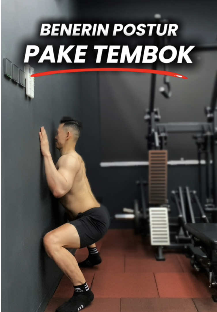 ⚠️KALO LO BONGKOK TEMBOK BAKAL NGASIH TAU‼️ Latihan ini bantu RESET tubuh lo setelah duduk lama, kerja seharian atau bahkan benerin gerakan lo yang mencong🙅🏽‍♂️ Simple. Efektif. Bisa lo lakuin di rumah sekarang juga 🫵🏼 💡Cuma butuh 3-5 menit sehari, tapi bisa ubah cara lo berdiri, duduk, dan latihan 💯 #Fitness #wall #stretching #posture #tipsandtricks 