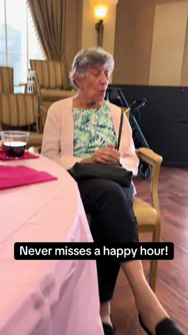 There’s a few things Mom always remembers: Meals and Happy Hours! #alzheimersawareness #bestmom #dementiacare #momhumor 