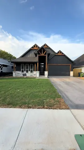 Que tal está casa 😍🖤 4bedrooms 2 baths| $385,000 | No HOA #dfwrealestate #fyp #paratii #texasrealestate 