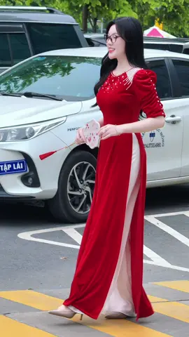 Mẫu áo dài được săn đón nhiều năm nay đó ạ #aodaithaomy #aodai #aodaivietnam 