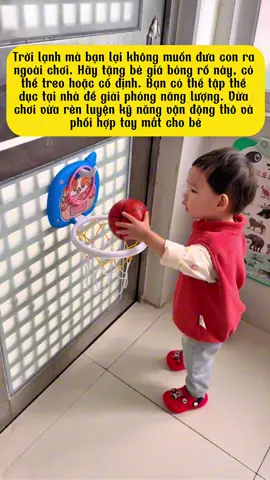 Trời lạnh mà bạn lại không muốn đưa con ra ngoài chơi. Hãy tặng bé giá bóng rổ này, có thể treo hoặc cố định. Bạn có thể tập thể dục tại nhà để giải phóng năng lượng. Vừa chơi vừa rèn luyện kỹ năng vận động thô và phối hợp tay mắt cho bé #xuhuong #dochoichobe 