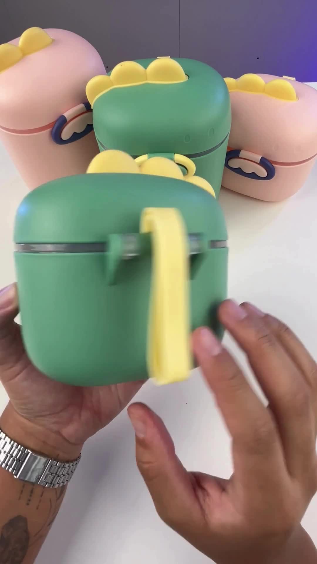 Pote Dosador de Leite em Pó Infantil com Colher Medidora
O Porta Leite em Pó Dosador é o acessório perfeito para facilitar a rotina das mamães e papais na hora de preparar a mamadeira. 

Desenvolvido em plástico atóxico e de alta qualidade, possui design moderno, seguro e prático para transportar a quantidade exata de leite em pó ou outros alimentos do bebê.

Características:

Material seguro: fabricado em plástico livre de BPA  (livre de toxinas), resistente e durável.

Design inteligente: formato compacto, com tampa vedada e alça prática para transporte.

Dosador com nivelador interno: permite retirar a medida correta de leite em pó sem desperdício.

Colher medidora inclusa: facilita a preparação da mamadeira em qualquer lugar.

Versátil: pode ser usado também para armazenar papinhas em pó, cereais, farináceos ou Biscoito.
Fácil de higienizar: pode ser desmontado e lavado manualmente com facilidade.
Portátil: ideal para passeios, viagens e uso diário.

Benefícios:
Mantém o leite em pó protegido contra umidade e contaminação.
Ajuda a preparar a mamadeira com rapidez e precisão.
Evita sujeira e desperdício na hora de dosar.
Compacto e leve, cabe facilmente na bolsa de maternidade.
Promove mais praticidade e organização na rotina do bebê.

Conteúdo da Embalagem:
01 Porta Leite em Pó com tampa vedada
01 Colher medidora
01 Nivelador interno (para medida exata) 