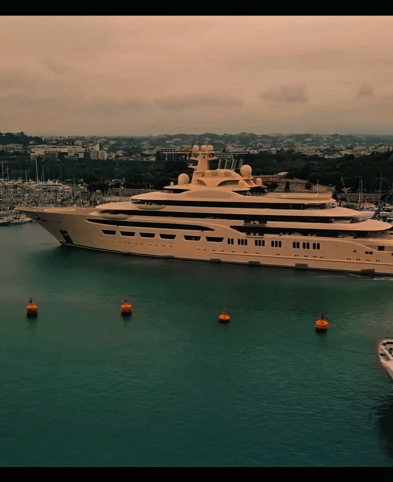 Billionaire life style..🗣️💸 Yacht Name: “DILBAR” Price:  $700.000.000-$1.000.000.000