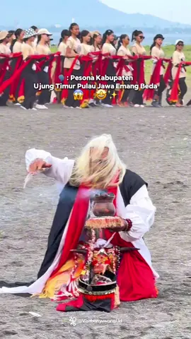 Banyuwangi nih Bos‼️‼️ Jangan disenggol😱 Banyuwangi merupakan kabupaten ujung timur pulau jawa, yang menyuguhkan keindahan wisata alam nya, seni dan budaya hingga adat istiadat nya juga kaya😍✨ Seperti di video merupakan sedikit cuplikan Gladi Bersih Gandrung Sewu 2025 “Selendang Sang Gandrung”🤩 Ayo nonton hari ini Sabtu, 25 Oktober 2025 Jam 15.00 WIB di Pantai Marina Boom Banyuwangi✨ Untuk info trip ke Banyuwangi🤩 Visitorian bisa booking dan DM kami yah😍✨ Ada salam dari kami🙌🏻 Sampai Jumpa di Banyuwangi✨ #gandrungsewu #gandrungsewu2025 #banyuwangi #banyuwangihits #banyuwangitiktok 
