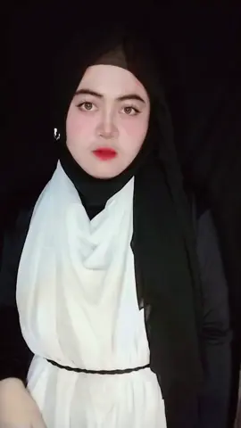 Dan kamu tau apa yang paling menyakitkan? punggungkuh, pinggangkuh kakikuh dan kawan2nya😂😂😂 nempel soundnya yaa kk tayang @anthytatende  . . #lewatberandamufypシ゚viraltiktok #bollywoodmusic #foryou #soundtrending🔥 #viral2025viralvideo🔥😘🔥 