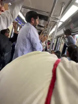 Imágenes fuertes 🚨 Un hombre se sujetó de una de las ventanas de un vagón del Tren Ligero, entre las estaciones Unidad Deportiva y Santa Filomena. Momentos después cayó y f@lleció. Este incidente provocó la interrupción del servicio del tren de Juárez a Periférico Sur 