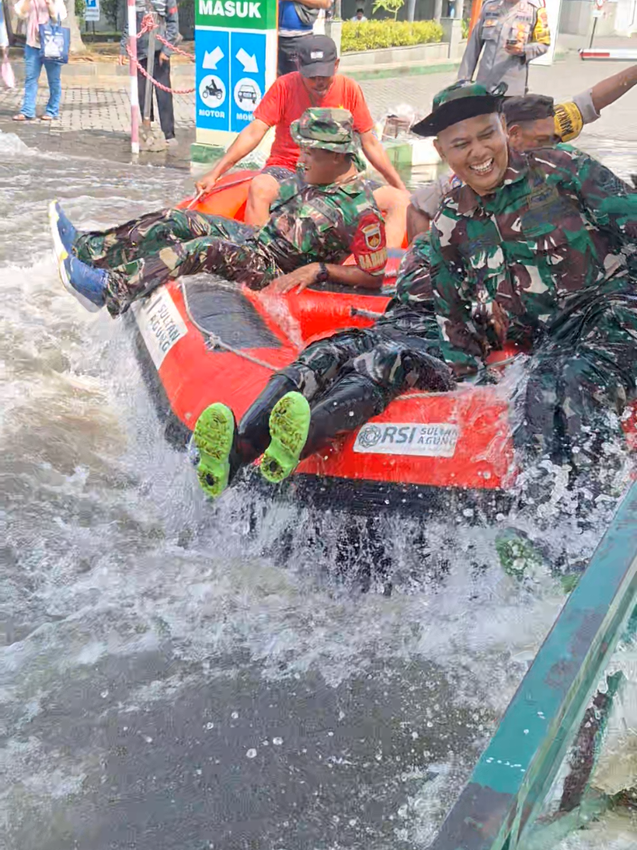 banjir semarang sabtu 25 okt 2025 #banjirterboyo  #sultanagungbanjir  #tnipolri  #banjir  #truck 