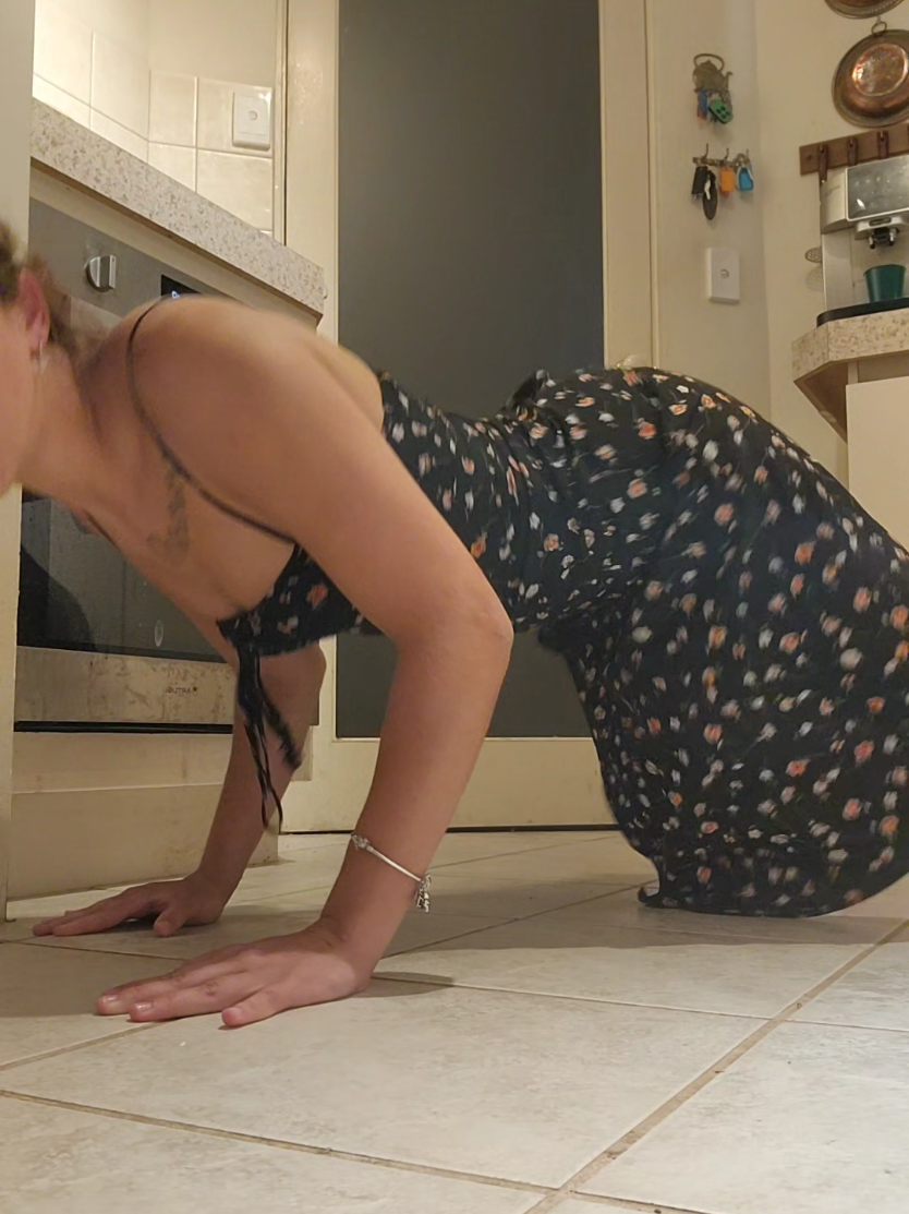 dont judge the pushup form, been ages since I've done any😭 #fyp #foryou #cantstopwontstop  #whaminacircle #singleera 