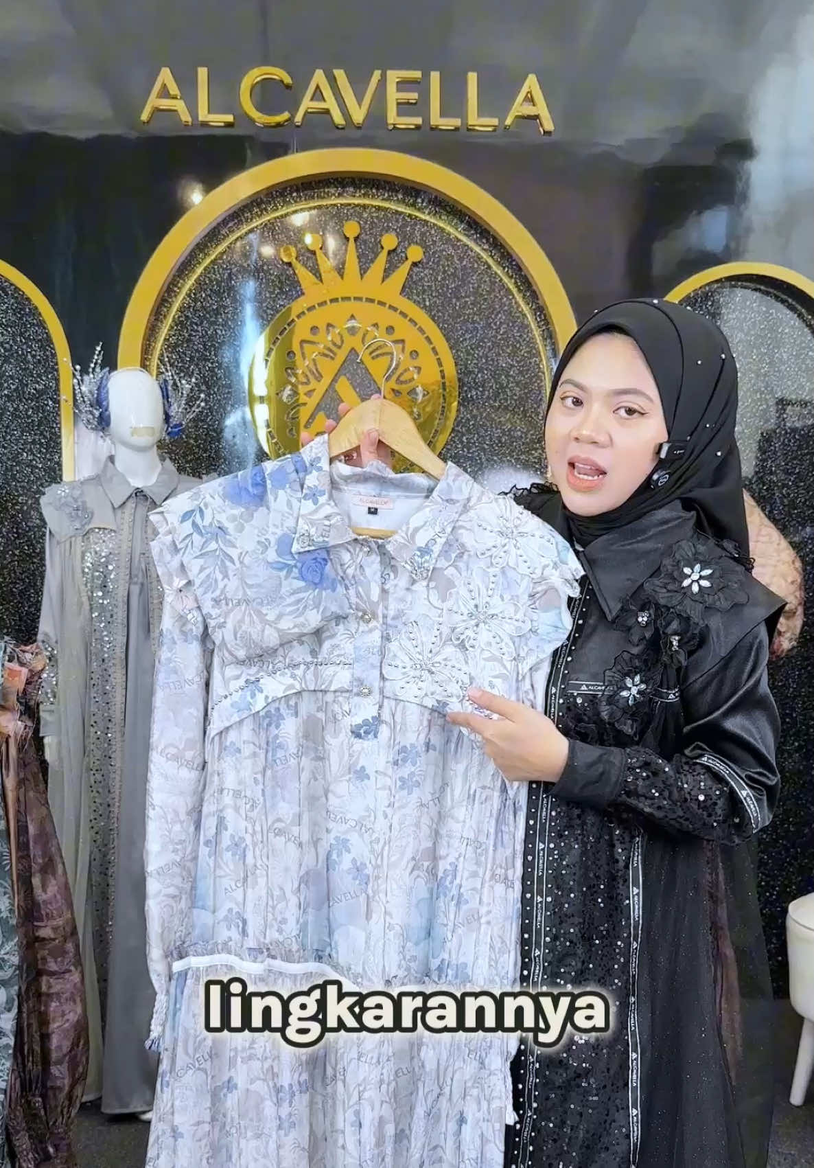 Dress cantik dari Alcavella yang satu ini bikin jatuh hati 😍 Cek keranjang kuning ya bund 💛 #promomakangajian #alcavella #promoguncang1010 #gamiskondangan 