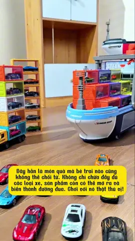 Đây hẳn là món quà mà bé trai nào cũng không thể chối từ. Không chỉ chứa đầy đủ các loại xe, sản phẩm còn có thể mở ra và biến thành đường đua. Chơi với nó thật thú vị! #xuhuong 