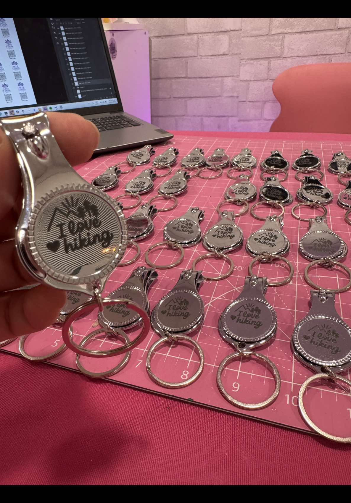 Te enseño cómo personalizar esos 30 llaveros, utilizando mi máquina de corte grabado láser de @WeCreat_official 