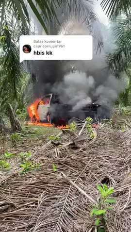 Membalas @capricorn_girl961  akibatnya ini habis d bakar.. padahal mobil hasil minjam..  sadarlah para ninja sawit..  #fyp #viral #trending 