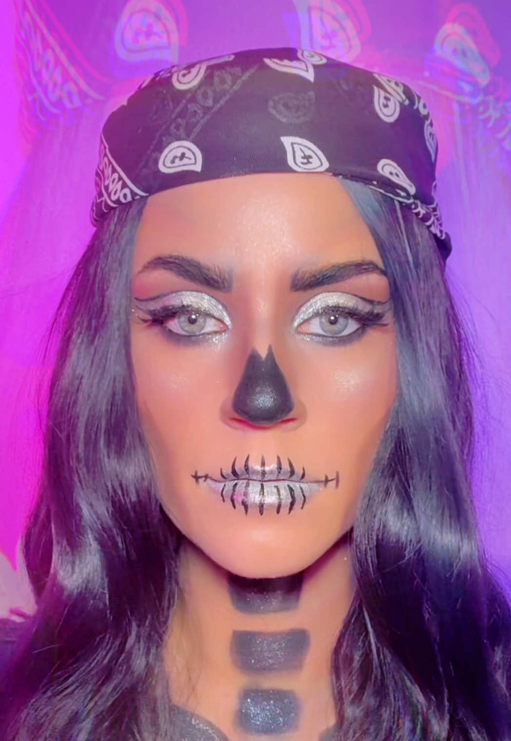 Easy (and last minute) Halloween Makeup 🖤🤍 #easyhalloweenmakeup #halloweenmakeuplook #skeletonmakeup #halloweenmakeup #halloweentransition 