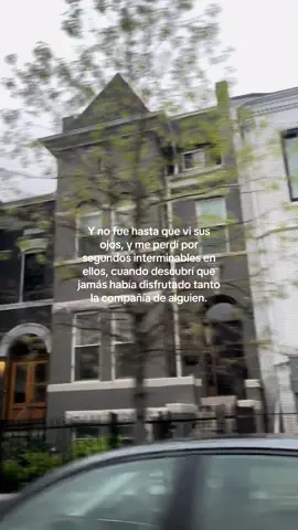 Él no lo sabe, pero me maldije a mí misma por tener el teléfono descargado; quería inmortalizar ese momento. Al final le pedí el suyo, solo para poder guardar ese bello iris en mi galería. #parariiiiiiiiiiiiiiiiiiiiiiiiiiiiiiiiii #fyp #miradas #conexion #frases 