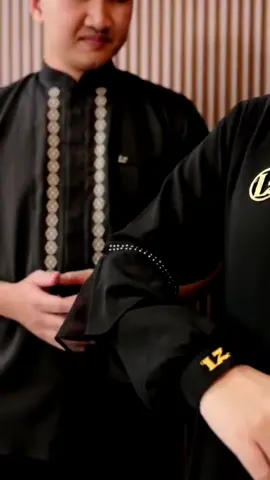 Dear bundaaaa..! AKHIRNYA LAUNCHING JUGAAA! 🥳 Ini dia yang dari kemarin bikin kita semua penasaran: Menikraya family sarimbit by luzzy! Premium bangeeet, Bun. Ini produksinya Inayalesy Group, udah pasti jaminan mutu, bahannya high class, jahitannya rapi, desainnya nggak pasaran! Mewah banget pokoknya! 💎 Ini PO eksklusif ya, Bun! Dan bisa dicicil 3x lho! Ringan banget! Kapan lagi bisa punya sarimbit sekelas ini dengan kemudahan pembayaran? Jangan sampai kehabisan slot PO. Mau amankan warna apa, Bun? Japri aku sekarang yaaa! Aku tungguin! 📲 #scarves #sarimbit #sarimbitkeluarga #sarimbit2025 #sarimbitinayalesy @Nursyaidahqodriyya @Naaja🌵 @Sasa @Muhammad Pasha 