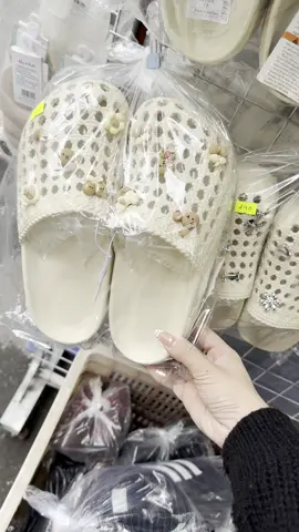 Dép sục nhựa nữ đính charm xinh mềm êm siêu nhẹ dễ đi ạ ( kèm 10 charm xinh) #depsucnhua #depcross #depnuxinh #sucnuxinh #sucnu5phan 