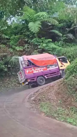 Tragedi hampir tergelincir keu bawah jurang curam #fypberanda #fypberandatiktok #fypberandamu #fypberandaviralkan #fypberandatiktokviral