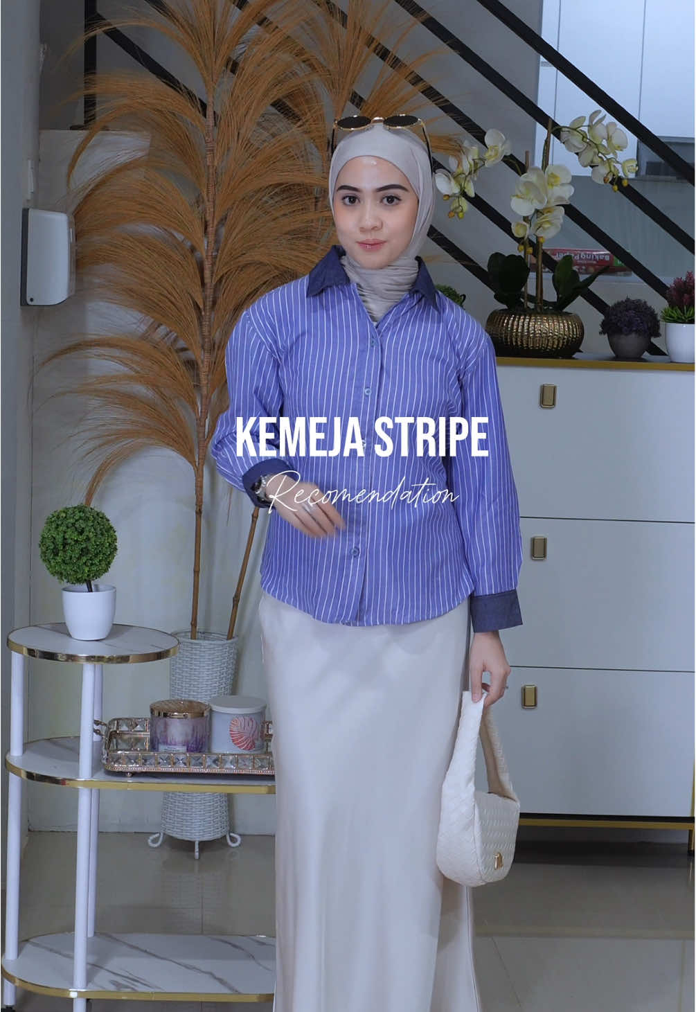 Kemeja stripe yg bikin look jadi lebih slim & elegan! bisa di pake hangout, ngantor atau acara santai 😍 #stripeshirt #kemejastripe 