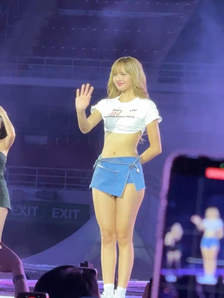 Each of these behind-the-scenes clips are absolutely stunning! Lisa's face is truly tiny! #直拍 #lisa #blackpink世界巡演 #blackpink曼谷演唱会