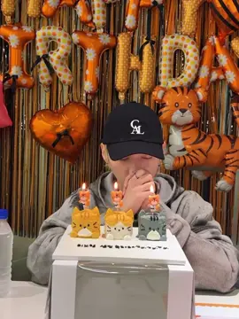 happy birthday to our fav kitty 😭💛 stay happy and healthy always pls 🥹💫 #leeknow #minho #straykids #skz #kpop 