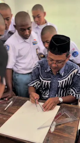 Pak guru: Sudah saya jelaskan dan kasih contoh ya! Siswa: Siap pak! 5 menit kemudian — ‘Pak… garisnya dari mana ya?’ 🤦‍♂️ #grenanganmusemangatku  #gambarteknik  #gambarteknikmesin  #teknikgambar  #fyppppppppppppppppppppppp 