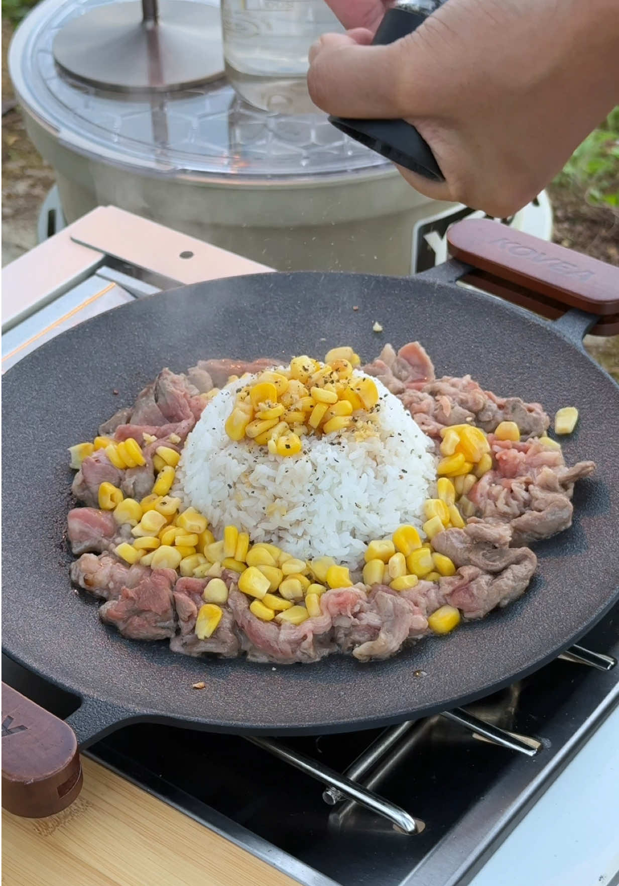 Camping vibe, Pepper Lunch style 🍲🔥 Gió nhẹ, đồ ăn xèo xèo, vừa chill vừa trộn cơm kiểu Pepper Lunch #tiktokfood #pepperlunchvietnam #camping #chill #Outdoors