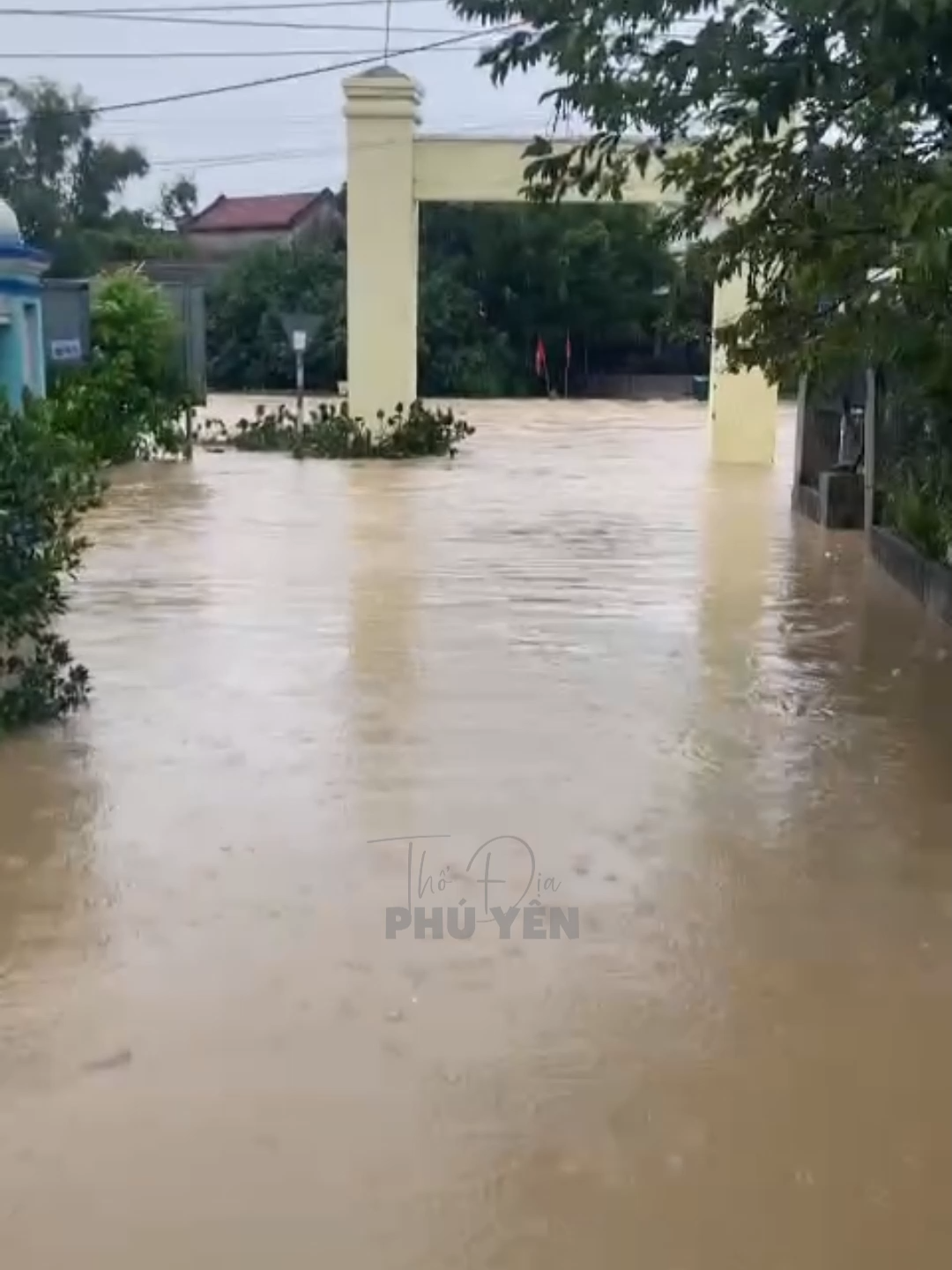 Kp Quan Quang, P. Bình Kiến, Đắk Lắk (Phú Yên cũ) lúc này. Hi vọng ngớt mưa cho nước rút bớt chứ sợ quá ! #thodiaphuyen #reviewphuyen #phuyen #tuyhoa